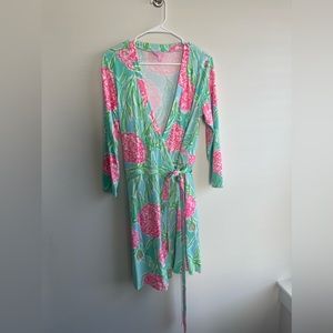 Lilly Pulitzer Wrap dress size large. Gorgeous print, no signs of wear.